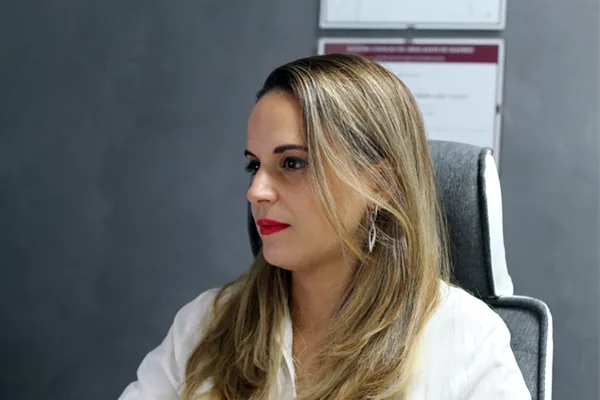 Abogada del despacho Sáenz de Jubera sentada en su mesa de trabajo en Torrejón de Ardoz