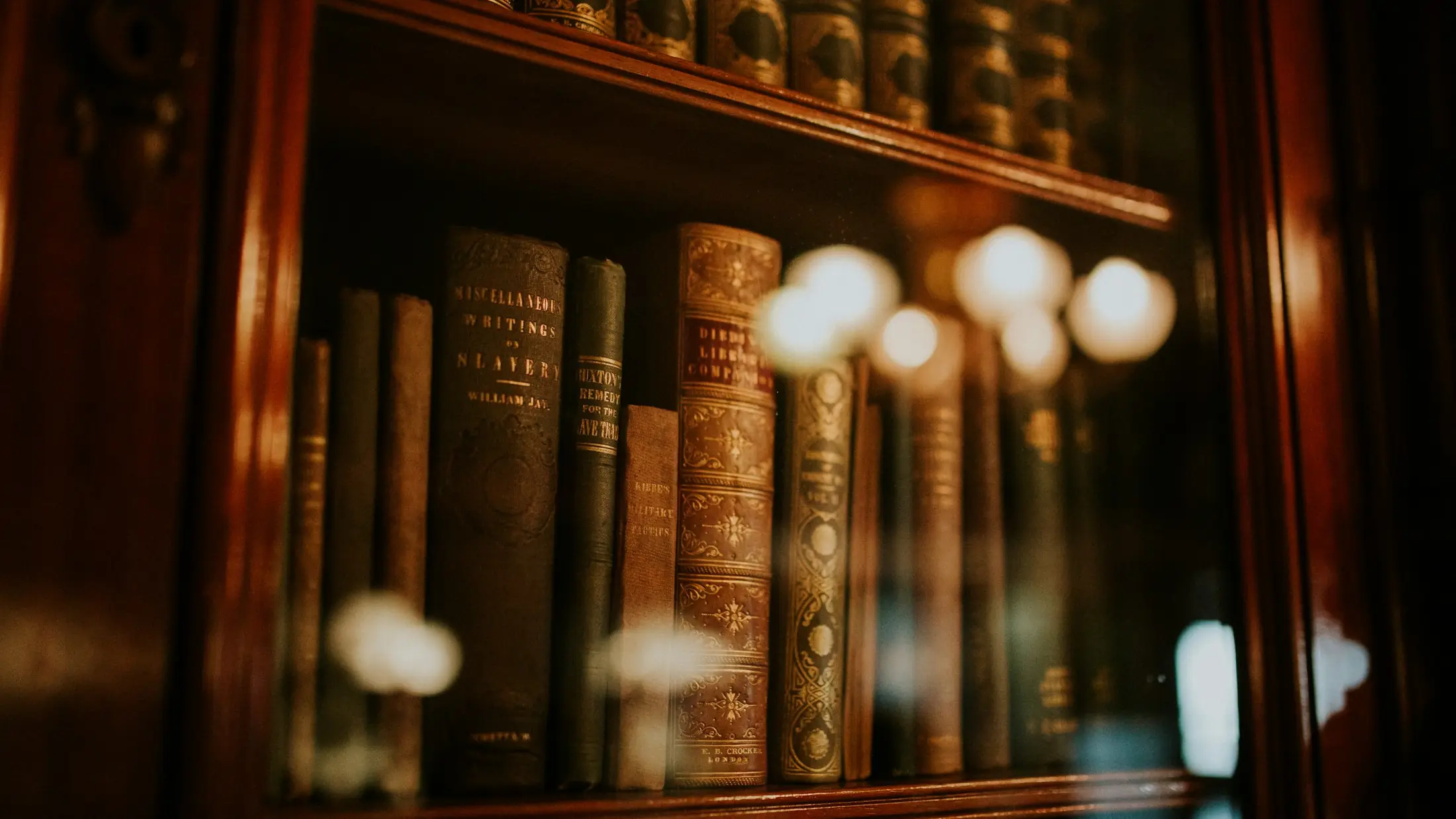 Volúmenes jurídicos encuadernados tras el cristal de la librería de un despacho
